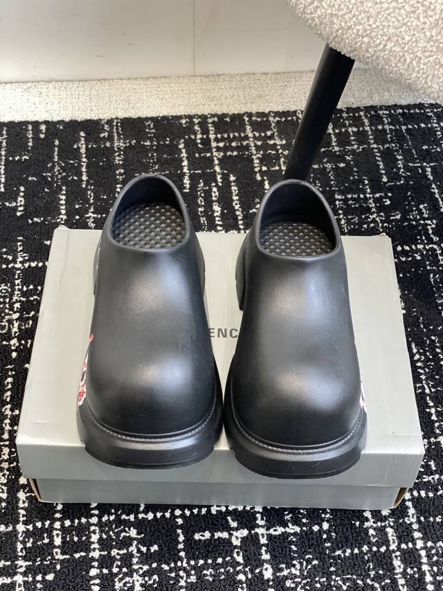 代购级 Balenciaga 25ss 春夏季 新款 顶级版本原版开发 极致轻量化！众多国内外一线潮流明星上脚加持！时髦又兼具舒适感，上脚还很显白！夏天超级好搭