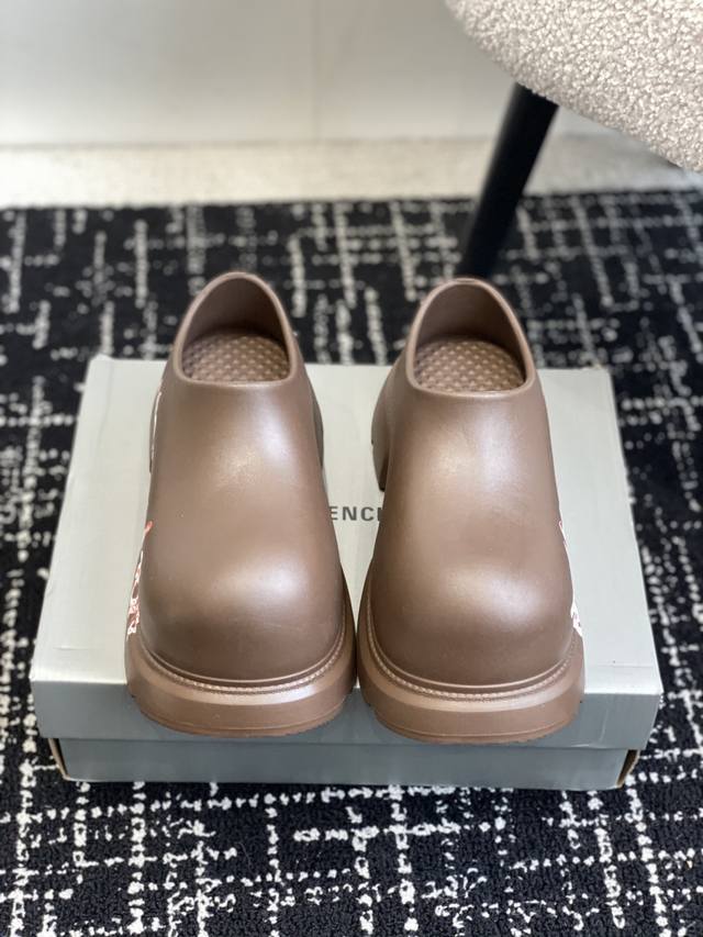 代购级 Balenciaga 25ss 春夏季 新款 顶级版本原版开发 极致轻量化！众多国内外一线潮流明星上脚加持！时髦又兼具舒适感，上脚还很显白！夏天超级好搭
