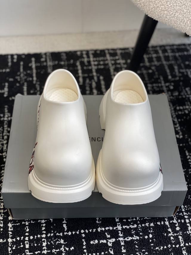 代购级 Balenciaga 25ss 春夏季 新款 顶级版本原版开发 极致轻量化！众多国内外一线潮流明星上脚加持！时髦又兼具舒适感，上脚还很显白！夏天超级好搭