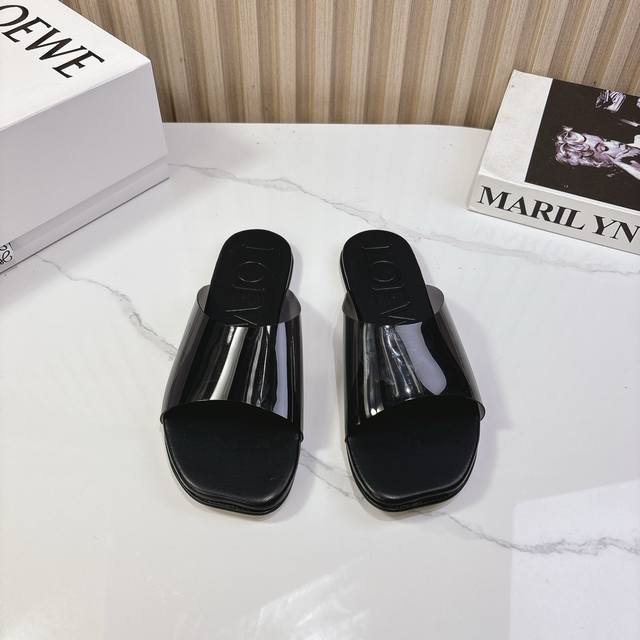 Loewe罗意威透明带拖鞋，尽显时尚魅力透明鞋面材质独特，轻盈通透，搭配黑白棕经典底色，视觉效果出众。方形鞋头设计，时尚大气。鞋底舒适，行走轻松Size 35-