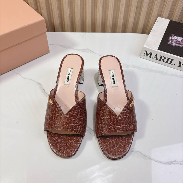 MIUMIU 缪缪 25ss春夏新品 鱼嘴 粗跟拖鞋 气质小女人风，鞋跟盘镶嵌水钻，闪出新高度质感十足，穿着非常舒适。鞋面上的褶皱设计看起来非常有质感，钻面的造