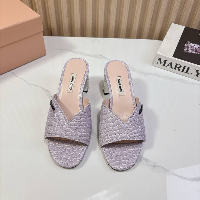 MIUMIU 缪缪 25ss春夏新品 鱼嘴 粗跟拖鞋 气质小女人风，鞋跟盘镶嵌水钻，闪出新高度质感十足，穿着非常舒适。鞋面上的褶皱设计看起来非常有质感，钻面的造