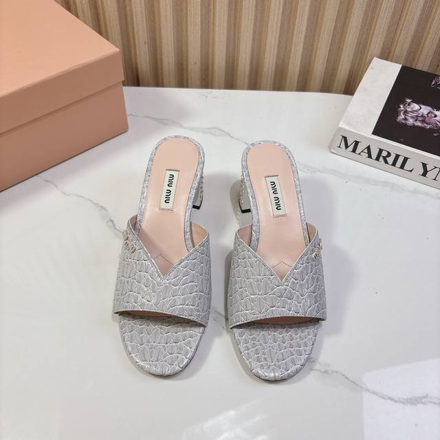 MIUMIU 缪缪 25ss春夏新品 鱼嘴 粗跟拖鞋 气质小女人风，鞋跟盘镶嵌水钻，闪出新高度质感十足，穿着非常舒适。鞋面上的褶皱设计看起来非常有质感，钻面的造