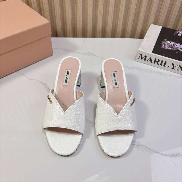 MIUMIU 缪缪 25ss春夏新品 鱼嘴 粗跟拖鞋 气质小女人风，鞋跟盘镶嵌水钻，闪出新高度质感十足，穿着非常舒适。鞋面上的褶皱设计看起来非常有质感，钻面的造