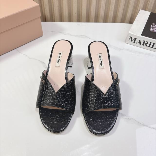 MIUMIU 缪缪 25ss春夏新品 鱼嘴 粗跟拖鞋 气质小女人风，鞋跟盘镶嵌水钻，闪出新高度质感十足，穿着非常舒适。鞋面上的褶皱设计看起来非常有质感，钻面的造