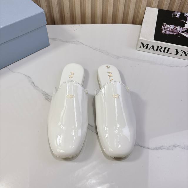 PRADA 普拉达 25ss春夏新款 平底方头包头半拖简单的设计大概就是它最让人喜欢的点 不是烂大街的那种 很有自己的品牌个性！上脚美爆好看又时髦的决绝子单品开