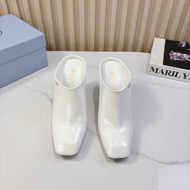 PRADA 普拉达 经典款三角标单鞋系列简单的设计大概就是它最让人喜欢的点不是烂大街的那种 很有自己的品牌个性面料采用牛漆皮内里垫脚混种羊皮意大利进口牛皮大底S