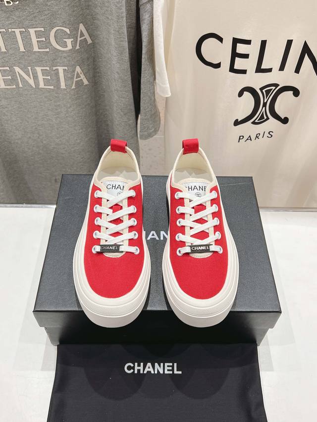 Chanel* 小香2025ss最新休闲鞋，目前超级流行的饼干鞋网红明星小红书狂追热推 发售蠢萌可爱的造型带了点复古味！ 造型特殊，很有辨识度， 显瘦显腿长，绝