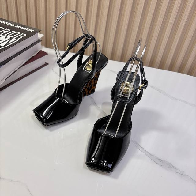 Saint Laurent YSL圣罗兰坡跟鱼嘴凉鞋YSL姐姐的美丽尤物高跟鞋 又是人间圣罗兰 Rose同款的小方头 高跟鞋化很好修饰脚型，奢华金属链 这几年S