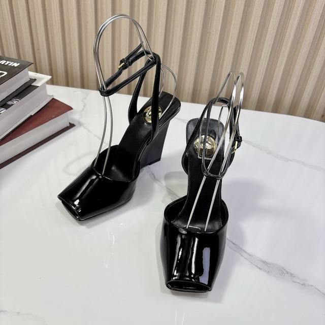 Saint Laurent YSL圣罗兰坡跟鱼嘴凉鞋YSL姐姐的美丽尤物高跟鞋 又是人间圣罗兰 Rose同款的小方头 高跟鞋化很好修饰脚型，奢华金属链 这几年S