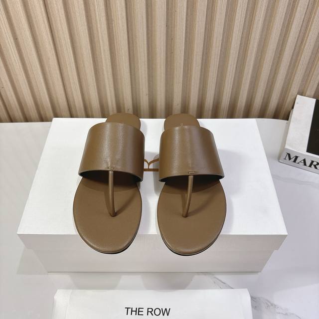 The Row 牛皮夹趾平底拖鞋高品质极简小众还得看Tr，春夏新款性感猫跟极简拖鞋！一如既往的简单，超强设计感，线条简洁流畅 虽然没有过多的元素点缀，但真的很高