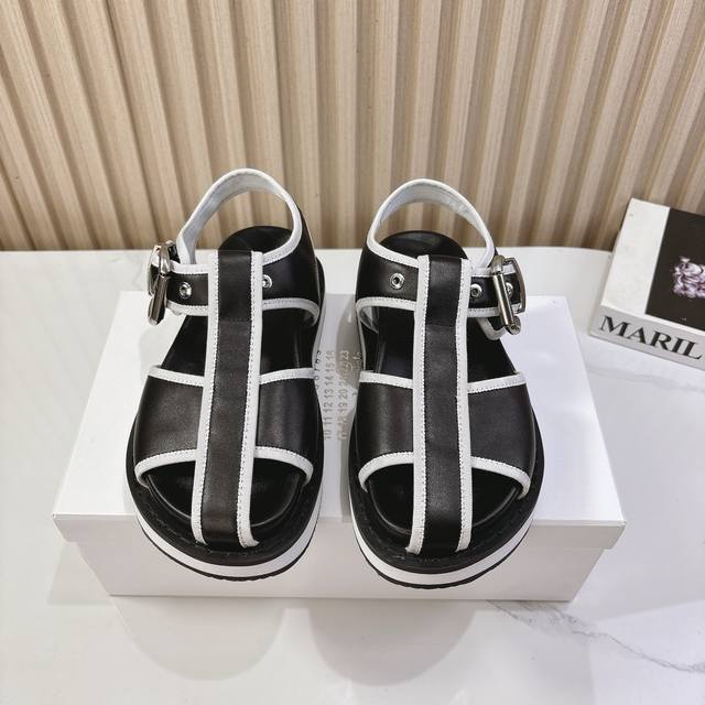 皮面 M*M6M*aison M*argiela~25vs早春新款系列 厚底皮带扣凉鞋 光听到复古风就能立刻想到经典M*arginal，复古时髦，春夏秋冬配色干