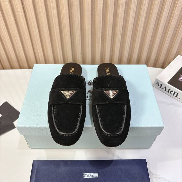 Prad* 25ss 普拉达走秀款复古半拖爆款！走秀款 复古感时髦满满 随意百搭 时尚休闲 独到味道，人人都爱也轻松驾驭 每年都会爆.足以征服你，穿上它，休闲时