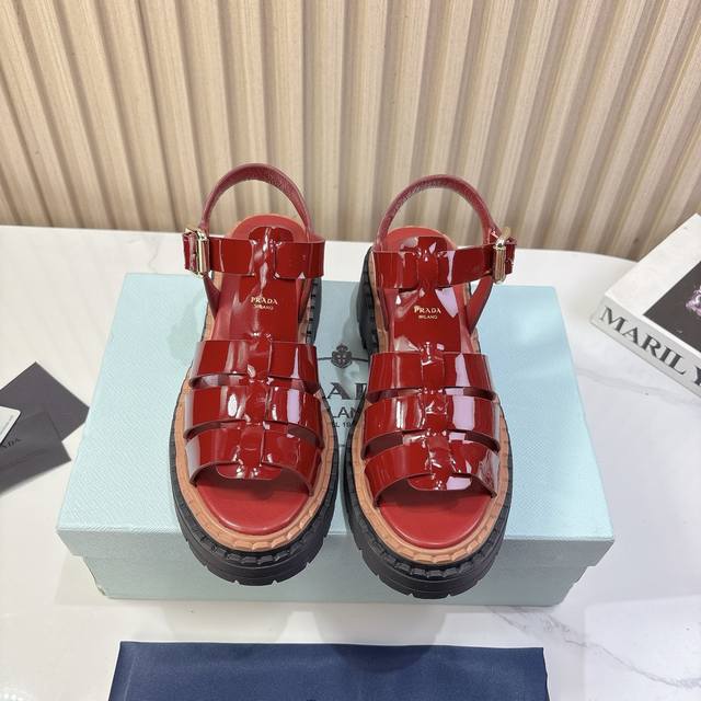 PRADA 普拉达 25ss 春夏新款 凉鞋简单的设计大概就是它最让人喜欢的点 不是烂大街的那种 很有自己的品牌个性面料采用小牛皮 内里垫脚混种羊皮 跟高：4.