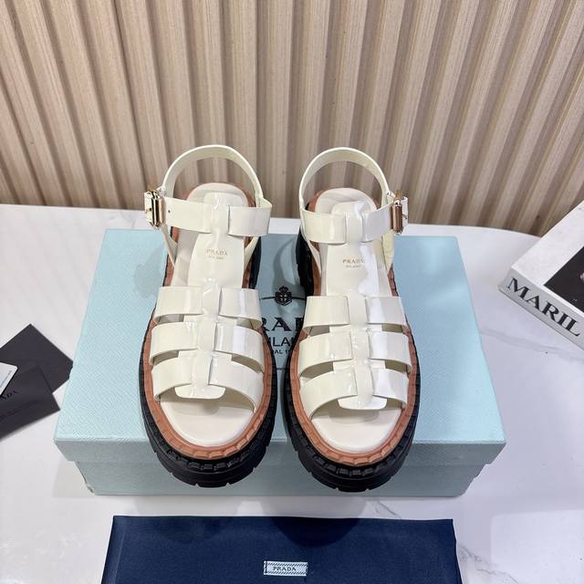 PRADA 普拉达 25ss 春夏新款 凉鞋简单的设计大概就是它最让人喜欢的点 不是烂大街的那种 很有自己的品牌个性面料采用小牛皮 内里垫脚混种羊皮 跟高：4.