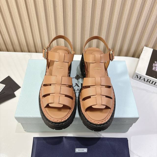 PRADA 普拉达 25ss 春夏新款 凉鞋简单的设计大概就是它最让人喜欢的点 不是烂大街的那种 很有自己的品牌个性面料采用小牛皮 内里垫脚混种羊皮 跟高：4.