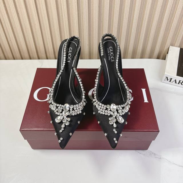 Gucci 25S春夏新品水钻糖果色 后带凉鞋高跟G家在体现高级感这块 总让人大写的服气看起来蛮简单的款式 但上脚就莫名很高阶 非常性感让你轻松搭配尽显各种风格