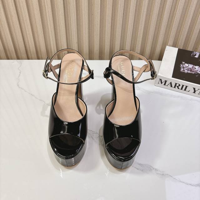 Gucci 25S春夏新品双G钻扣恨天高防水台高跟鞋G家在体现高级感这块 总让人大写的服气看起来蛮简单的款式 但上脚就莫名很高阶 非常性感让你轻松搭配尽显各种风