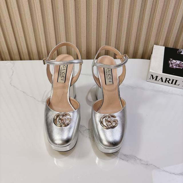 Gucci 25S春夏新品双G钻扣恨天高防水台高跟鞋G家在体现高级感这块 总让人大写的服气看起来蛮简单的款式 但上脚就莫名很高阶 非常性感让你轻松搭配尽显各种风