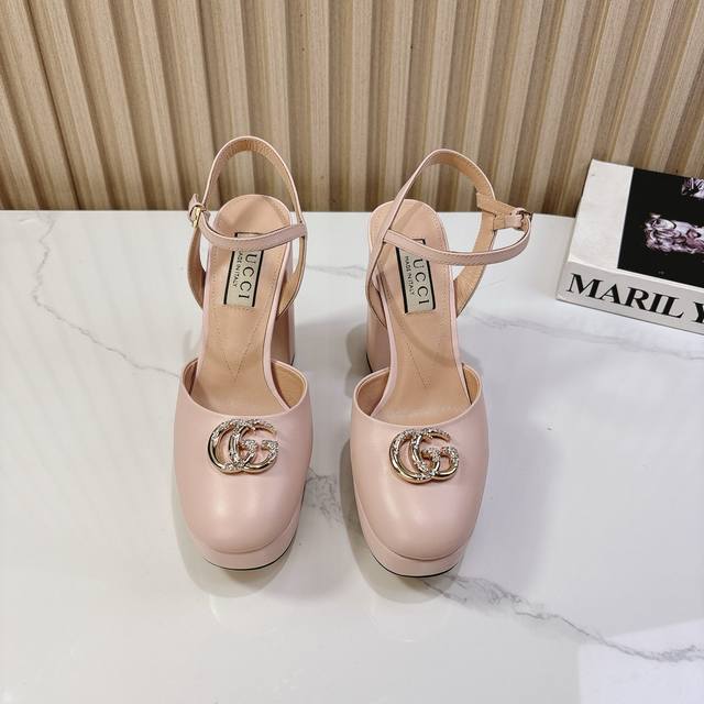 Gucci 25S春夏新品双G钻扣恨天高防水台高跟鞋G家在体现高级感这块 总让人大写的服气看起来蛮简单的款式 但上脚就莫名很高阶 非常性感让你轻松搭配尽显各种风