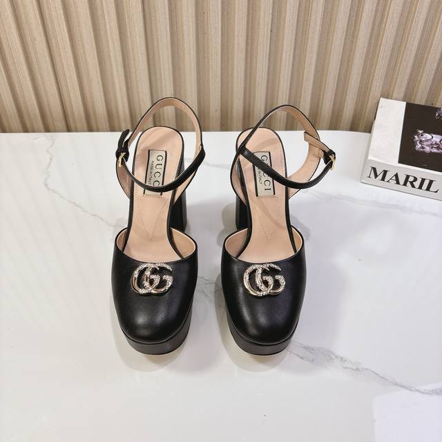 Gucci 25S春夏新品双G钻扣恨天高防水台高跟鞋G家在体现高级感这块 总让人大写的服气看起来蛮简单的款式 但上脚就莫名很高阶 非常性感让你轻松搭配尽显各种风