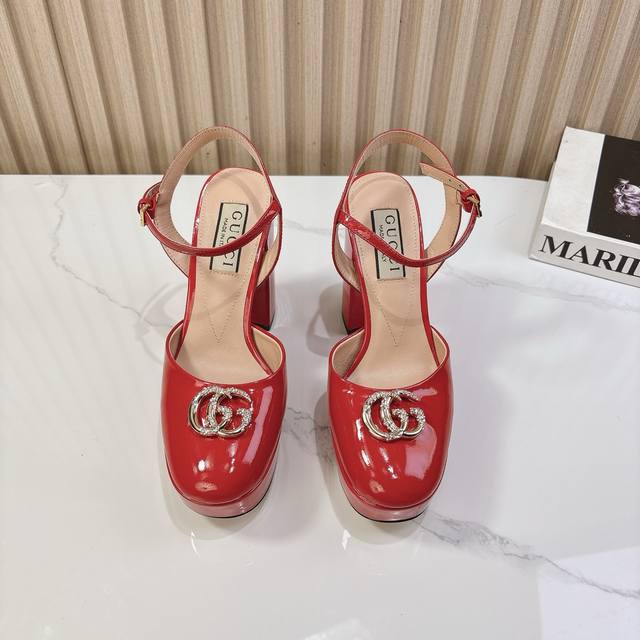 Gucci 25S春夏新品双G钻扣恨天高防水台高跟鞋G家在体现高级感这块 总让人大写的服气看起来蛮简单的款式 但上脚就莫名很高阶 非常性感让你轻松搭配尽显各种风
