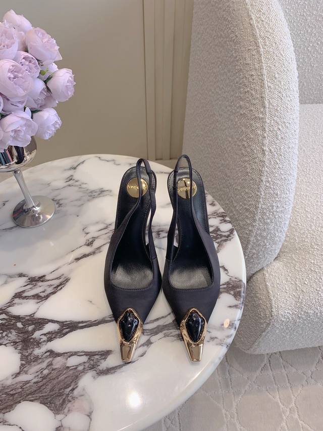 出厂价 SAINT LAUREN* YSL 杨树林走秀款宝石尖头后空高跟鞋 小姐姐的美丽尤物高跟鞋 优雅迷人性感 女人味十足 鞋面牛皮 真丝 内里垫脚羊皮 意大