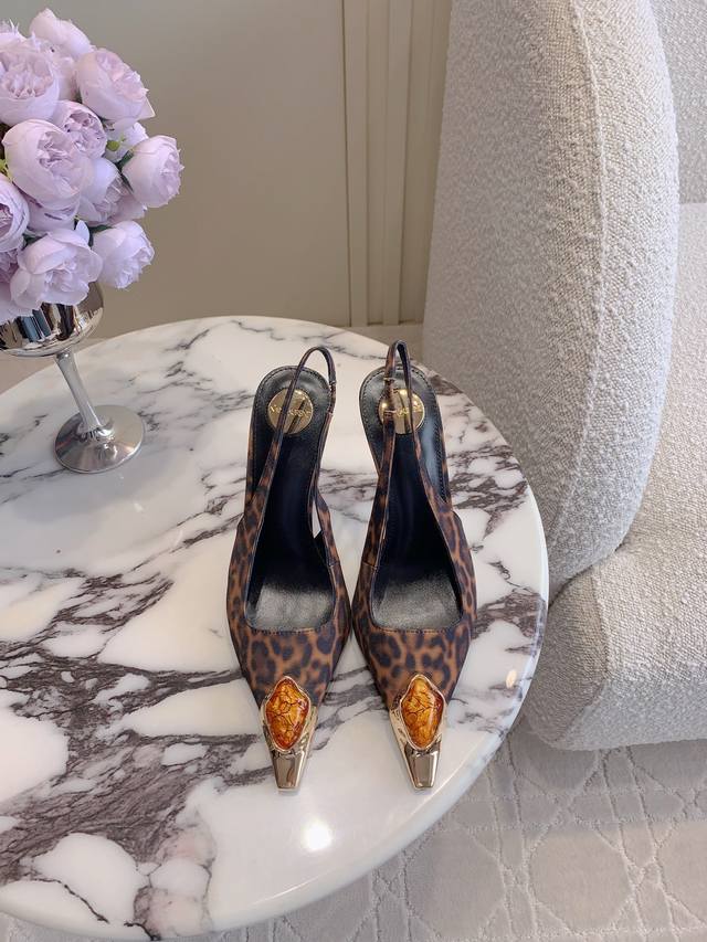 出厂价 SAINT LAUREN* YSL 杨树林走秀款宝石尖头后空高跟鞋 小姐姐的美丽尤物高跟鞋 优雅迷人性感 女人味十足 鞋面牛皮 真丝 内里垫脚羊皮 意大