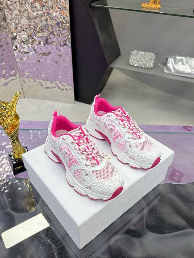 工厂价： 女款 Dior迪奥Chrono系列运动鞋太古汇RMB9130购入开发 这款Dior chrono运动鞋延续经久不衰的轮廓，采用网纱精心制作，所以上脚会