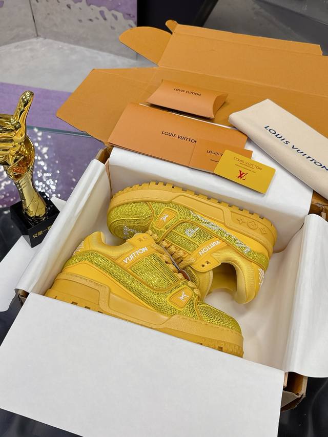 工厂价： LV 胖丁 钻面 trainer情侣满钻限量bulingbuling小胖丁系列独家高品质！配色太显高级啦！无论在自然光抑或在夜光灯下同样光芒四射流光溢
