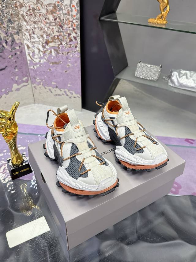 工厂价： Balenciaga 巴黎世家 15代延续其独特的设计理念，融合时尚与功能性，采用高品质的材料，兼具潮流感和耐用性！！鞋型为扁平的老爹鞋款式，整体设计