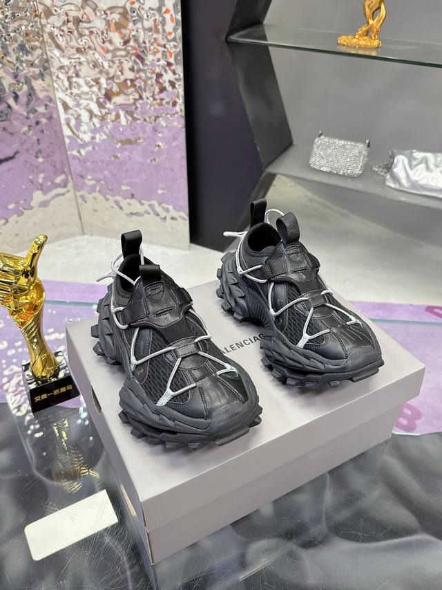 工厂价： Balenciaga 巴黎世家 15代延续其独特的设计理念，融合时尚与功能性，采用高品质的材料，兼具潮流感和耐用性！！鞋型为扁平的老爹鞋款式，整体设计