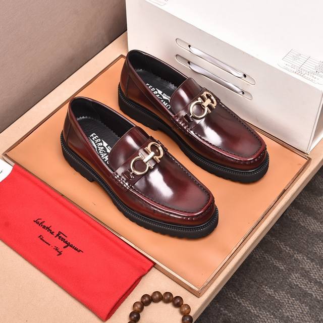水染牛里 菲拉格慕 高端 Salvatore Ferragamo 是国际顶级的鞋类奢侈品牌，来自时尚王国意大利，以传统手工设计和款式新颖誉满全球 专柜同步发售新
