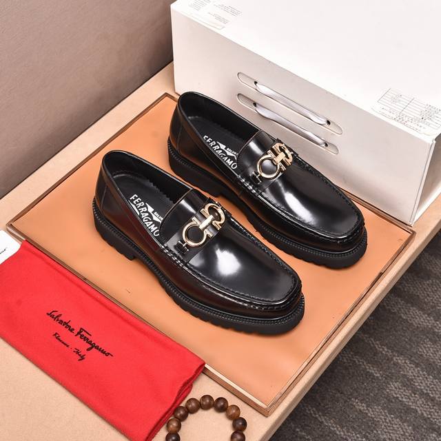水染牛里 菲拉格慕 高端 Salvatore Ferragamo 是国际顶级的鞋类奢侈品牌，来自时尚王国意大利，以传统手工设计和款式新颖誉满全球 专柜同步发售新