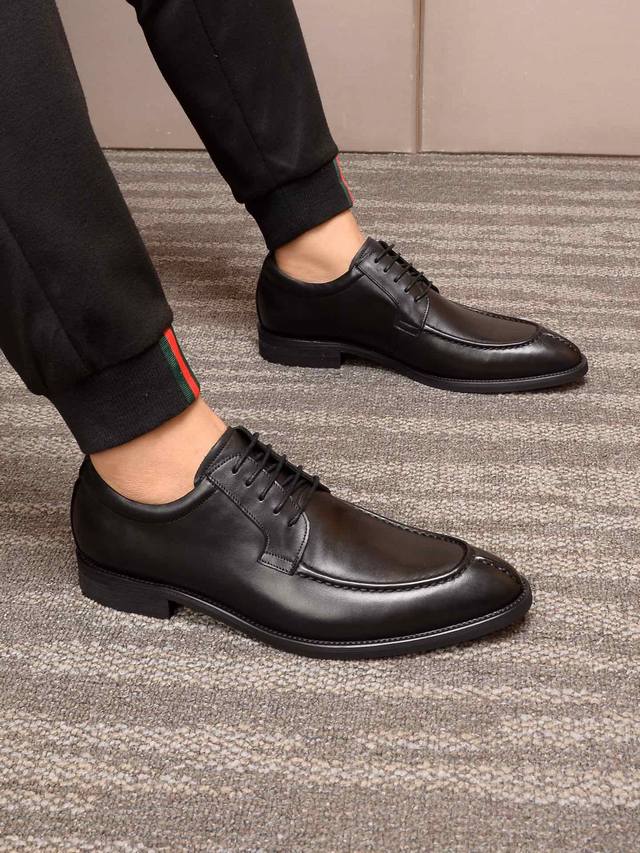 水染牛里 菲拉格慕 高端 Salvatore Ferragamo 是国际顶级的鞋类奢侈品牌，来自时尚王国意大利，以传统手工设计和款式新颖誉满全球 专柜同步发售新