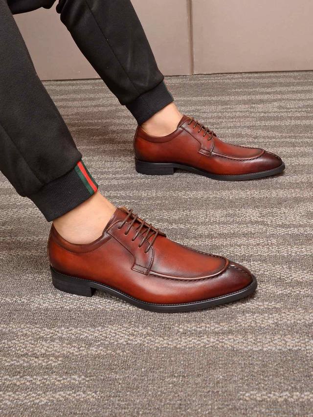 水染牛里 菲拉格慕 高端 Salvatore Ferragamo 是国际顶级的鞋类奢侈品牌，来自时尚王国意大利，以传统手工设计和款式新颖誉满全球 专柜同步发售新
