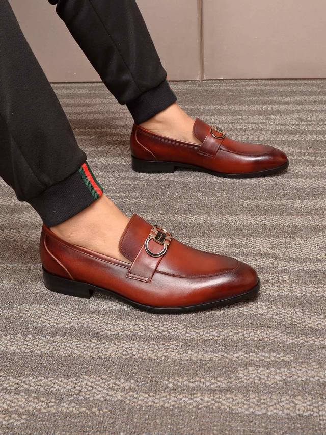 水染牛里 菲拉格慕 高端 Salvatore Ferragamo 是国际顶级的鞋类奢侈品牌，来自时尚王国意大利，以传统手工设计和款式新颖誉满全球 专柜同步发售新