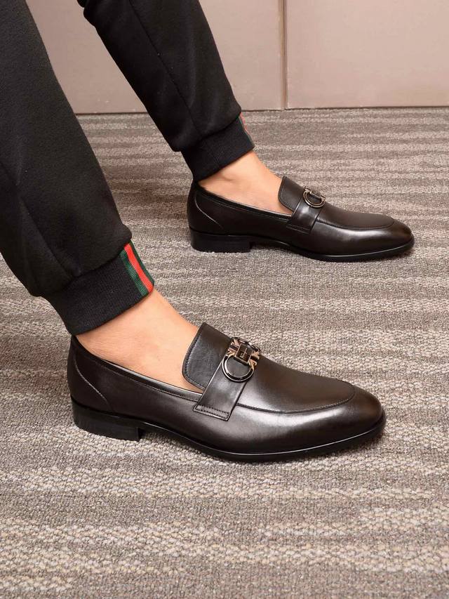 水染牛里 菲拉格慕 高端 Salvatore Ferragamo 是国际顶级的鞋类奢侈品牌，来自时尚王国意大利，以传统手工设计和款式新颖誉满全球 专柜同步发售新