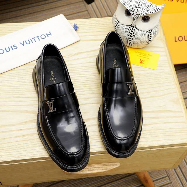 Louis Vuitton 路易威登 新款官网爆款！原版一比一复刻，那种沉稳内涵儒雅的品味无法言喻的开启时尚鞋履的旅程从容应对各种场合！大牌的气势不言而明！上脚
