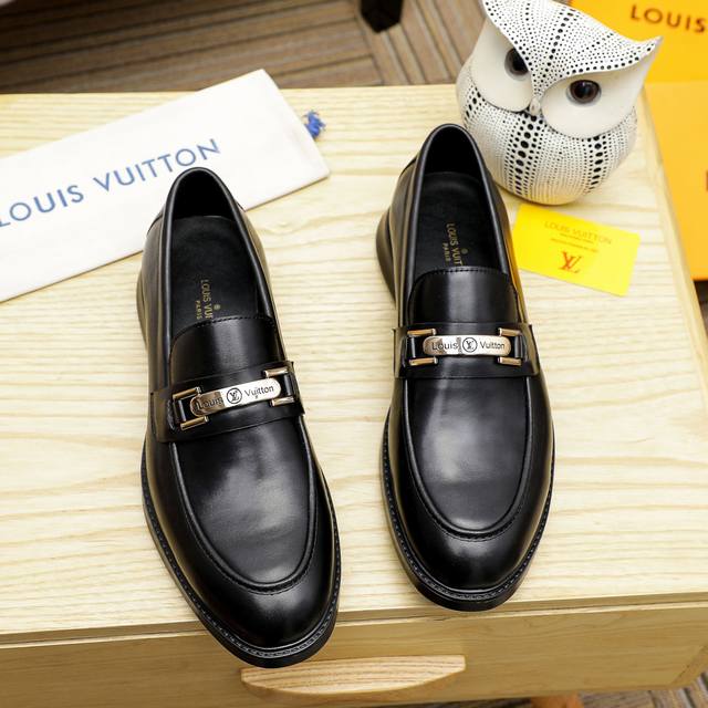 Louis Vuitton 路易威登 新款官网爆款！原版一比一复刻，那种沉稳内涵儒雅的品味无法言喻的开启时尚鞋履的旅程从容应对各种场合！大牌的气势不言而明！上脚