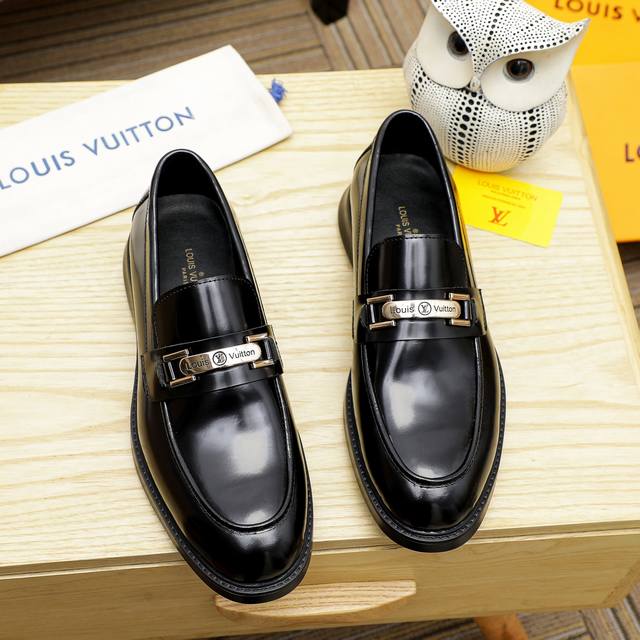 Louis Vuitton 路易威登 新款官网爆款！原版一比一复刻，那种沉稳内涵儒雅的品味无法言喻的开启时尚鞋履的旅程从容应对各种场合！大牌的气势不言而明！上脚