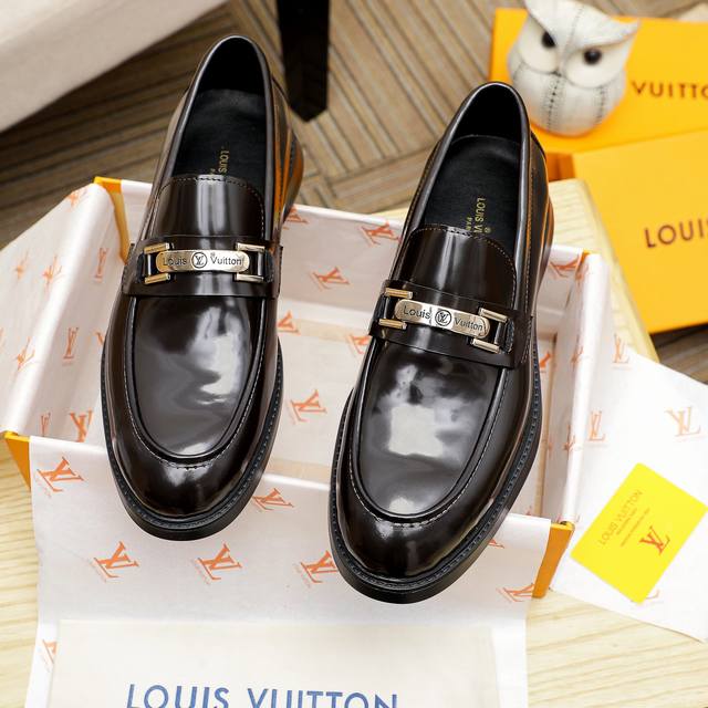 Louis Vuitton 路易威登 新款官网爆款！原版一比一复刻，那种沉稳内涵儒雅的品味无法言喻的开启时尚鞋履的旅程从容应对各种场合！大牌的气势不言而明！上脚