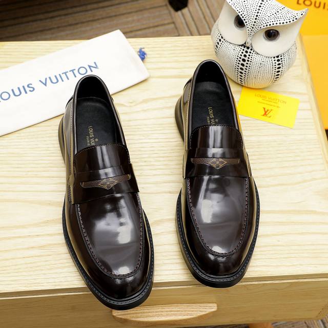 Louis Vuitton 路易威登 新款官网爆款！原版一比一复刻，那种沉稳内涵儒雅的品味无法言喻的开启时尚鞋履的旅程从容应对各种场合！大牌的气势不言而明！上脚
