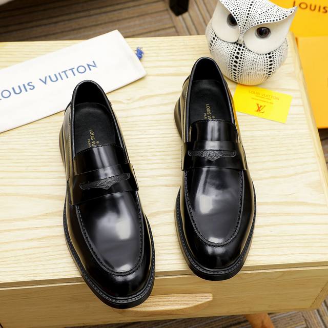 Louis Vuitton 路易威登 新款官网爆款！原版一比一复刻，那种沉稳内涵儒雅的品味无法言喻的开启时尚鞋履的旅程从容应对各种场合！大牌的气势不言而明！上脚