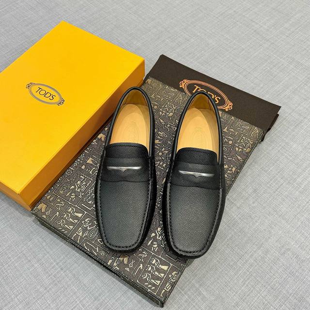 Tods 男士豆豆鞋 专柜同步新款 高端品质 蜥蜴纹牛皮杏色牛里.原版包装。黑色，尺码38-45。