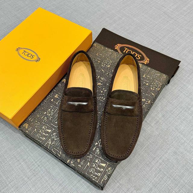 Tods 男士豆豆鞋 专柜同步新款 高端品质 磨砂皮杏色牛里.原版包装。咖啡色，尺码38-45。