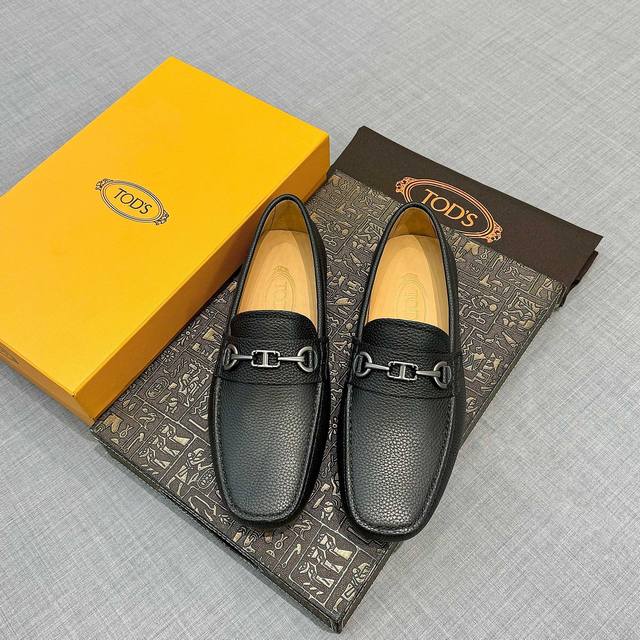 Tods 男士豆豆鞋 专柜同步新款 高端品质 牛皮粒纹杏色牛里.原版包装。黑色，尺码38-45。