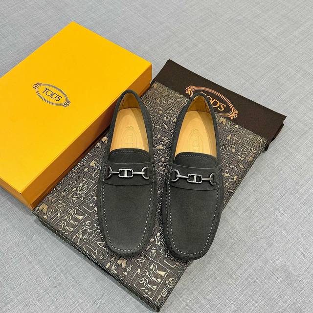 Tods 男士豆豆鞋 专柜同步新款 高端品质 磨砂皮杏色牛里.原版包装。深灰色，尺码38-45。