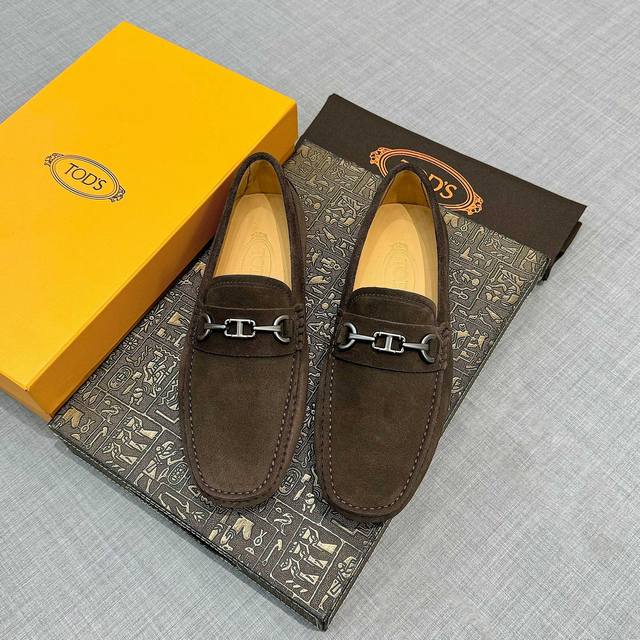 Tods 男士豆豆鞋 专柜同步新款 高端品质 磨砂皮杏色牛里.原版包装。咖啡色，尺码38-45。
