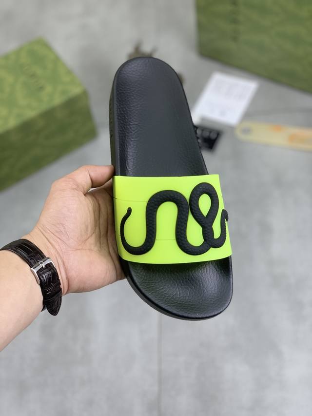 工厂价 GUCCI 古奇蛇年新款休闲拖鞋，原版官网1:1、完美做工 透射出一种尊贵奢华，于古奇高端超凡工艺中升华其奢侈定义。原版古奇双G组合大底，码数：37-4
